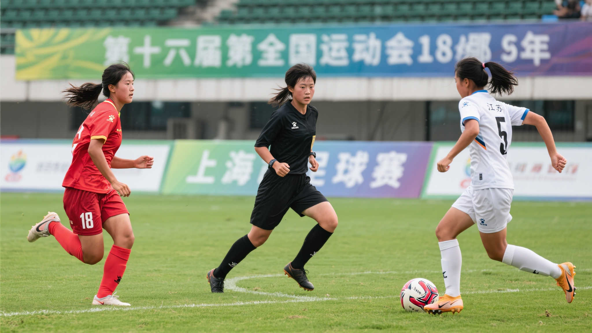 上海江苏携手晋级决赛,十五运会18岁以下女足半决赛落幕 在激烈的绿茵场上,青春和梦想碰撞出激情火花。随着第